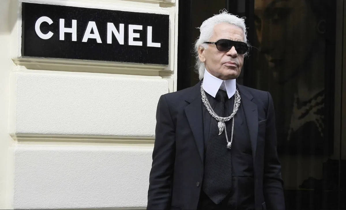 L'Héritage Lagerfeld en 2026 : Pourquoi l'esthétique du Kaiser est plus actuelle que jamais ?